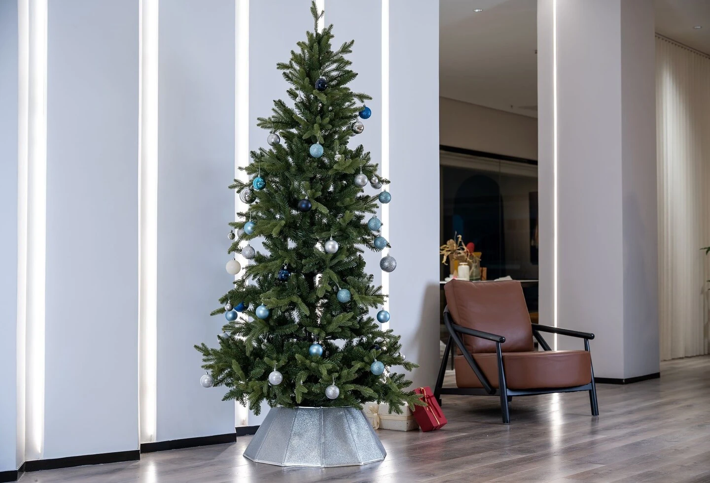 Northlight 27" Shiny Silver Fabric Hexagonal Christmas Tree Collar 9 Northlight 27" Shiny Silver Fabric Hexagonal Christmas Tree Collar - Image 7